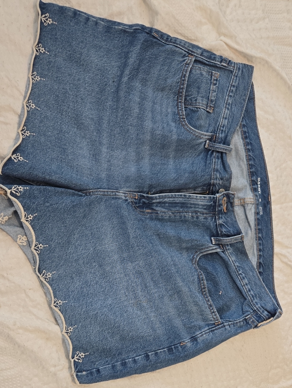 OLD NAVY Vintage-Inspired Women's Denim Shorts with Embroidered Hem - Blue